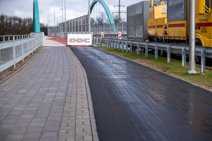 Przybywa asfaltu na kolejnych odcinkach drogi rowerowej na alei Wielkiej Wyspy.